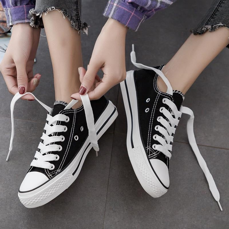 Un_par_de_zapatos_de_lona_negros_4