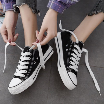 Un_par_de_zapatos_de_lona_negros_4