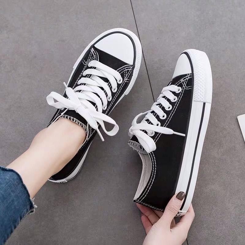 Un_par_de_zapatos_de_lona_negros_5