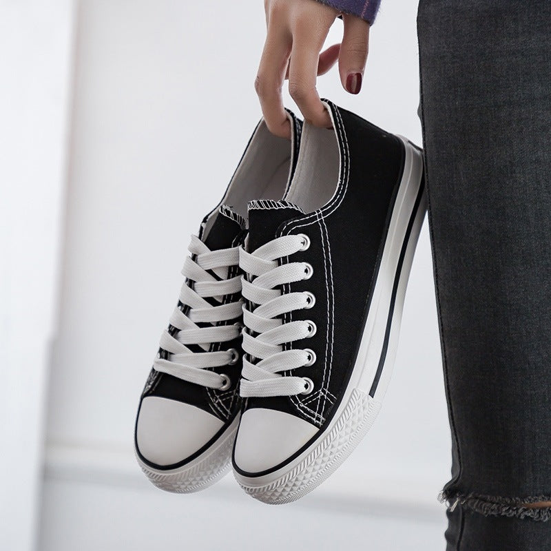 Un_par_de_zapatos_de_lona_negros_6