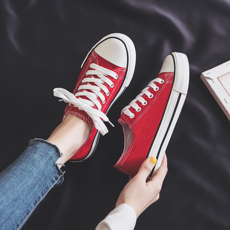 Un_par_de_zapatos_de_lona_rojos_1