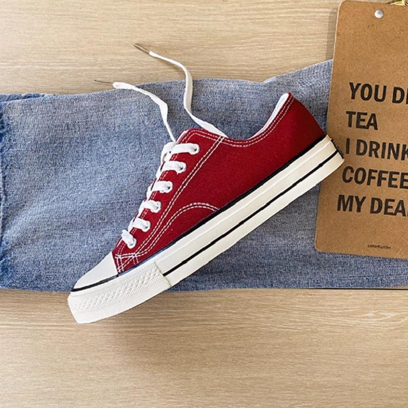 Un_par_de_zapatos_de_lona_rojos_2