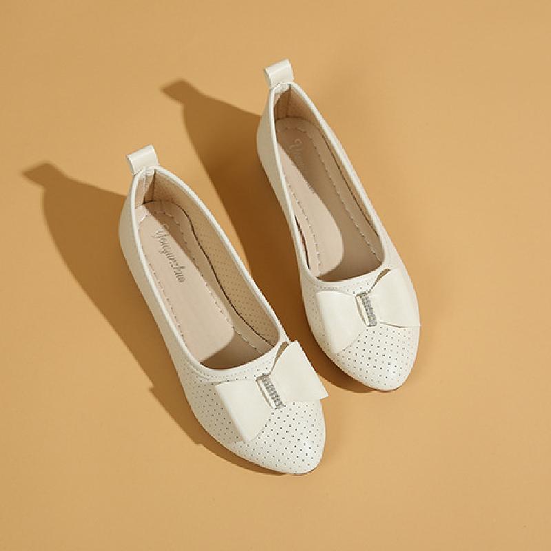 Un_par_de_zapatos_planos_blancos_2