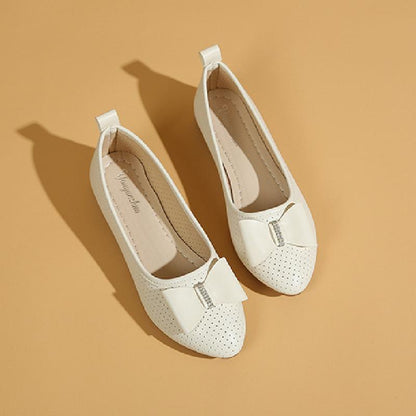 Un_par_de_zapatos_planos_blancos_2